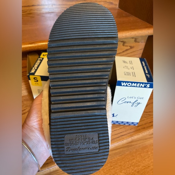 NIB Dearfoams Women's Memory Foam Slippers Faux Fur Slip On Indoor Outdoor Black - Picture 6 of 6